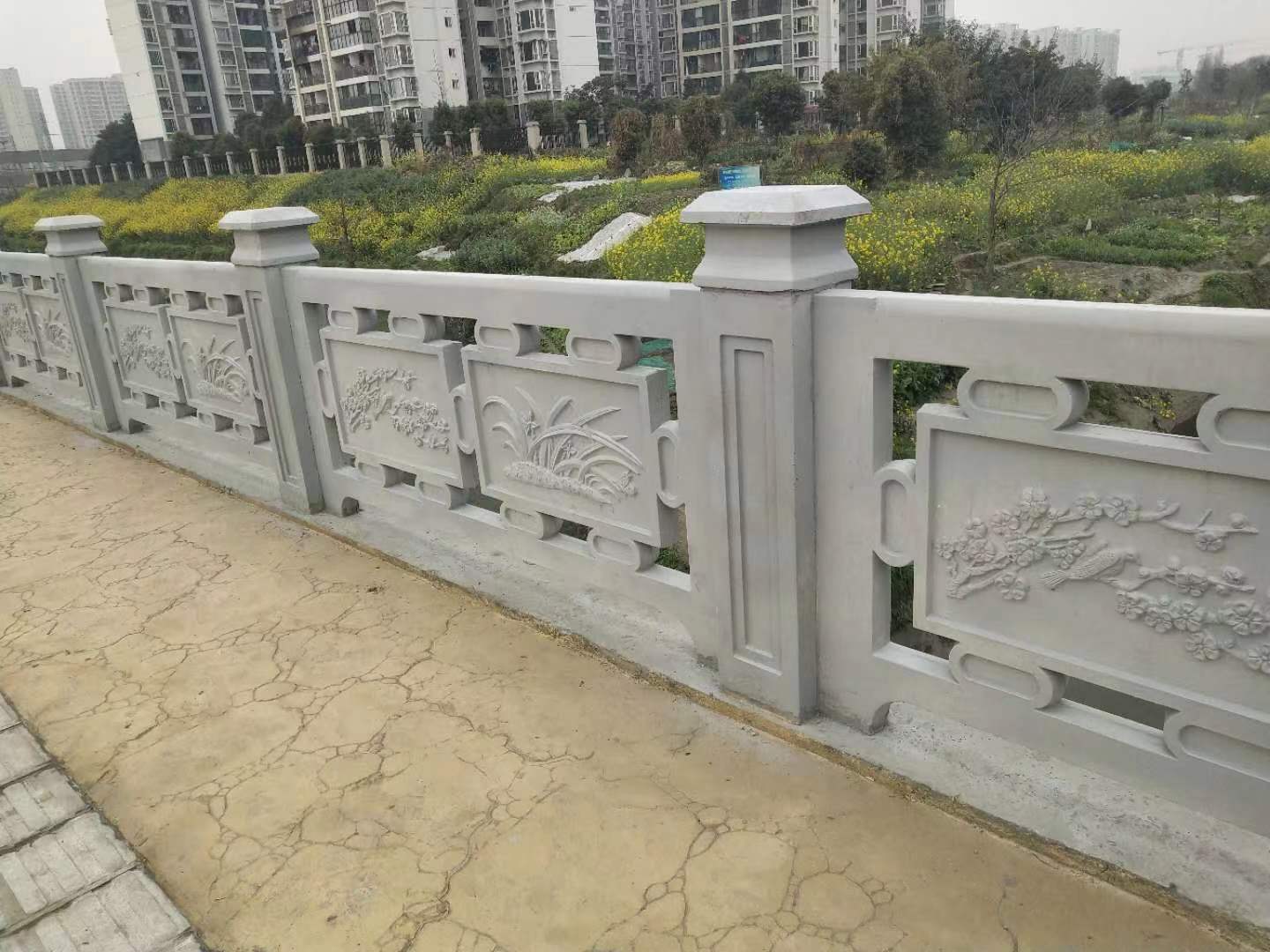 浅谈护栏的安装工程以及在户外园林景观中的作用